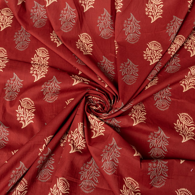 〔1m切り売り〕伝統息づく南インドから　昔ながらの更紗模様布〔約106cm〕えんじ系 5 - 陰影があるとこのような感じになります