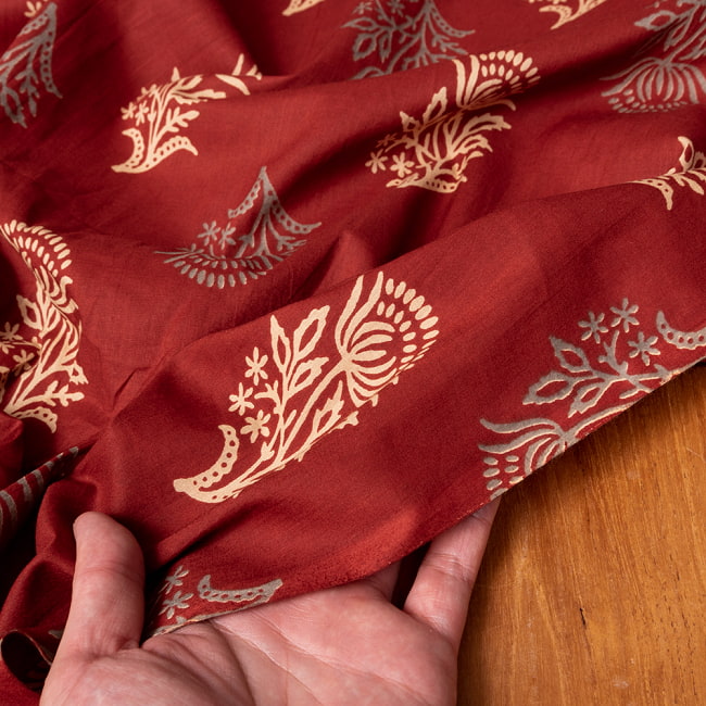 〔1m切り売り〕伝統息づく南インドから　昔ながらの更紗模様布〔約106cm〕えんじ系 6 - 生地の拡大写真です
