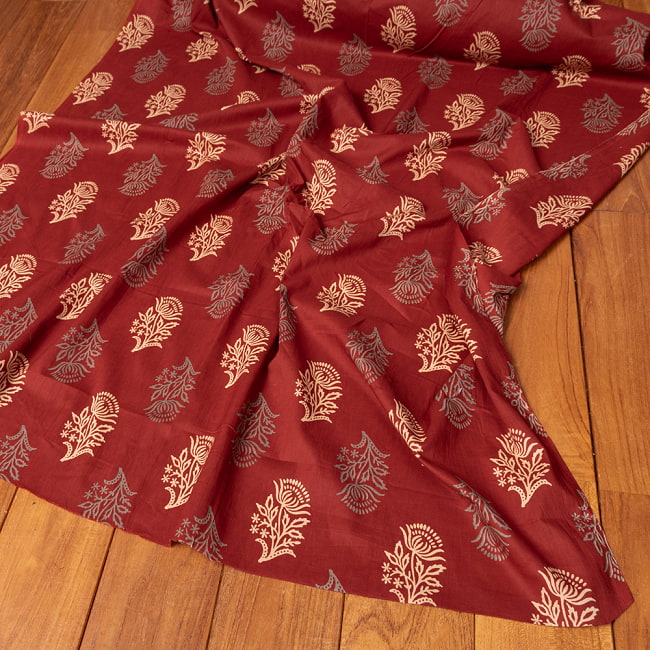 〔1m切り売り〕伝統息づく南インドから　昔ながらの更紗模様布〔約106cm〕えんじ系の写真1枚目です。とても雰囲気のある、インドからやって来た切り売りの生地です。ボタニカル,唐草模様,切り売り　テーブルクロス　おしゃれ,量り売り布,アジア布 量り売り,手芸,生地,小花柄,かわいい布