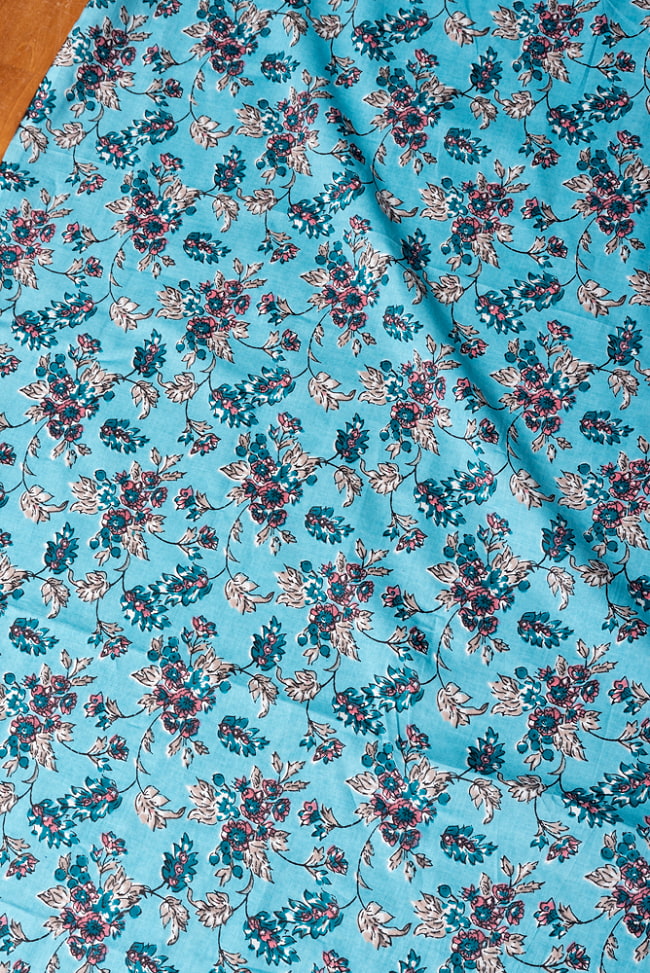〔1m切り売り〕伝統息づく南インドから　昔ながらの更紗模様布〔約105cm〕水色系 3 - インドならではの布ですね