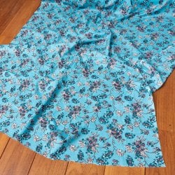 〔1m単位切り売り〕伝統息づく南インドから 昔ながらの更紗模様布〔約105cm〕水色系