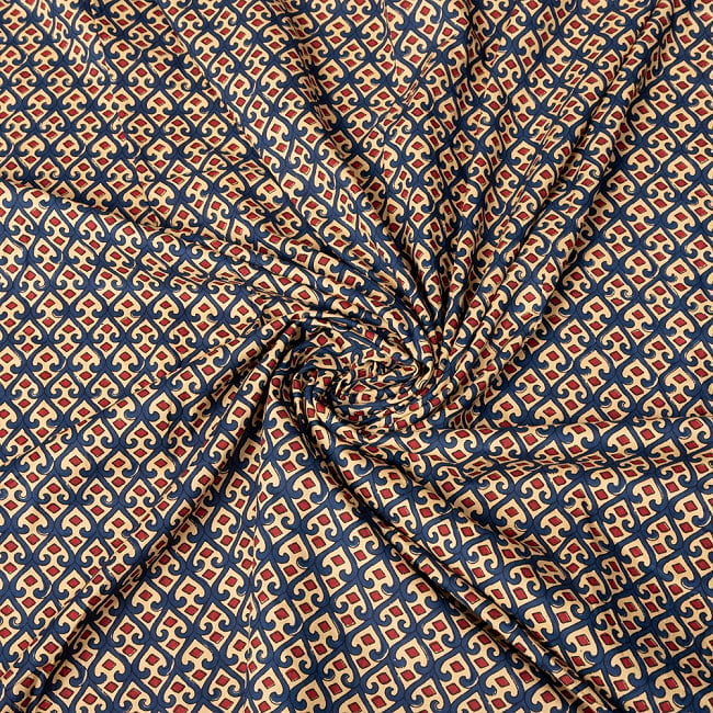 〔1m切り売り〕伝統息づく南インドから　昔ながらの更紗模様布〔約109cm〕ブルー×レッド系 5 - 陰影があるとこのような感じになります