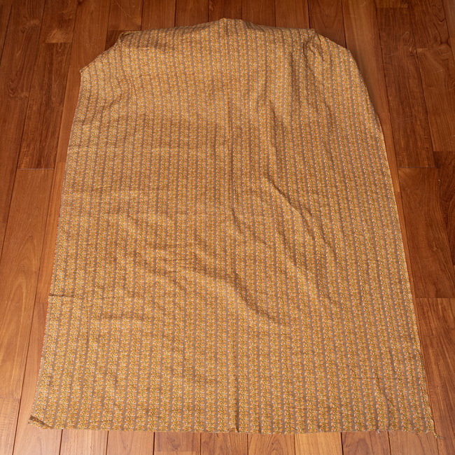 〔1m切り売り〕伝統息づく南インドから　昔ながらの更紗模様布〔約105cm〕 2 - 全体を広げてみたところです。1mの長さごとにご購入いただけます。