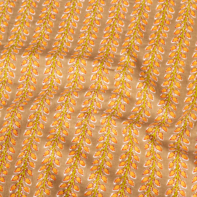 〔1m切り売り〕伝統息づく南インドから　昔ながらの更紗模様布〔約105cm〕 4 - 生地の拡大写真です