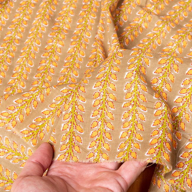 〔1m切り売り〕伝統息づく南インドから　昔ながらの更紗模様布〔約105cm〕 6 - 生地の拡大写真です