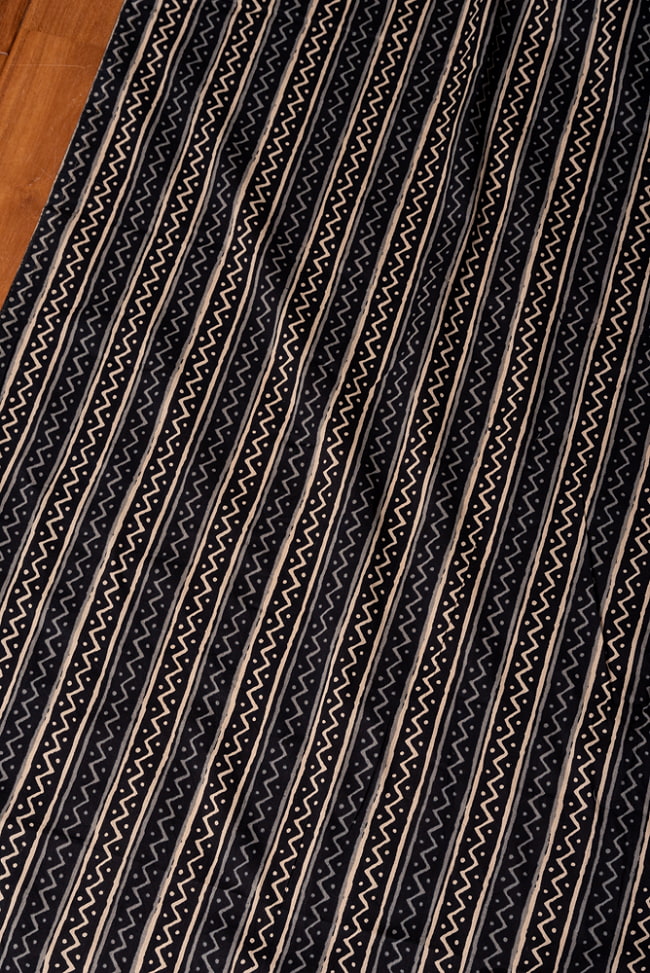 〔1m切り売り〕伝統息づく南インドから　昔ながらの更紗模様布〔約108cm〕ブラック系 3 - インドならではの布ですね
