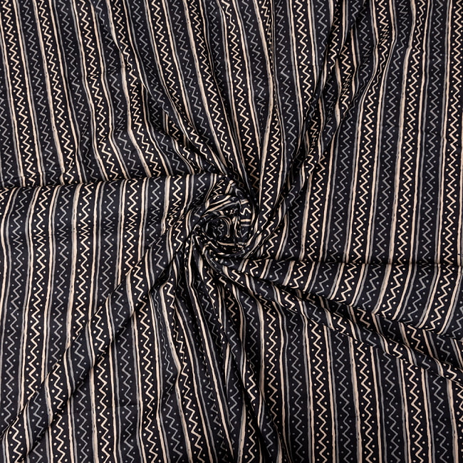 〔1m切り売り〕伝統息づく南インドから　昔ながらの更紗模様布〔約108cm〕ブラック系 5 - 陰影があるとこのような感じになります