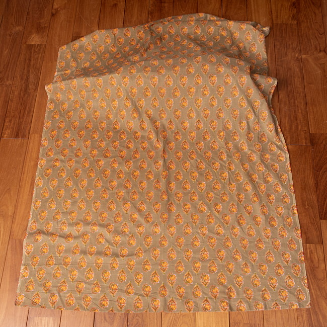 〔1m切り売り〕伝統息づく南インドから　昔ながらの更紗模様布〔約106.5cm〕 2 - 全体を広げてみたところです。1mの長さごとにご購入いただけます。