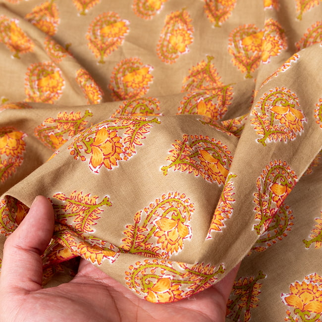 〔1m切り売り〕伝統息づく南インドから　昔ながらの更紗模様布〔約106.5cm〕 6 - 生地の拡大写真です
