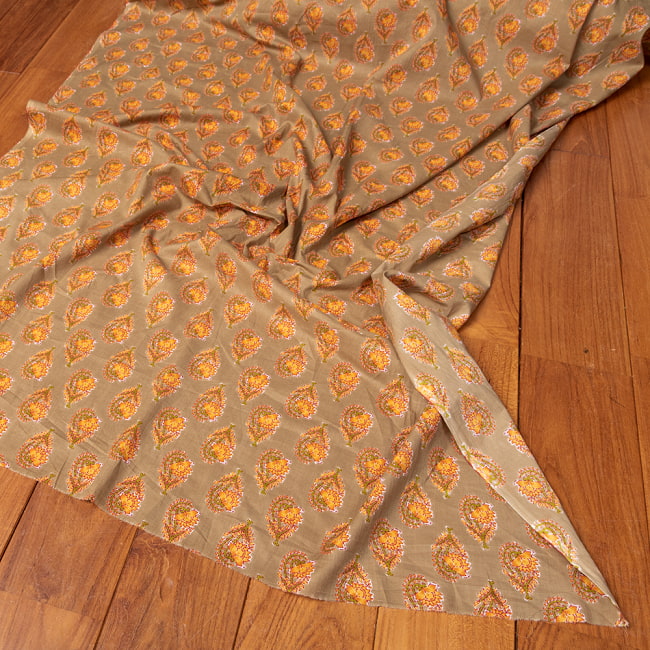〔1m切り売り〕伝統息づく南インドから　昔ながらの更紗模様布〔約106.5cm〕の写真1枚目です。とても雰囲気のある、インドからやって来た切り売りの生地です。ボタニカル,唐草模様,切り売り　テーブルクロス　おしゃれ,量り売り布,アジア布 量り売り,手芸,生地,小花柄,かわいい布