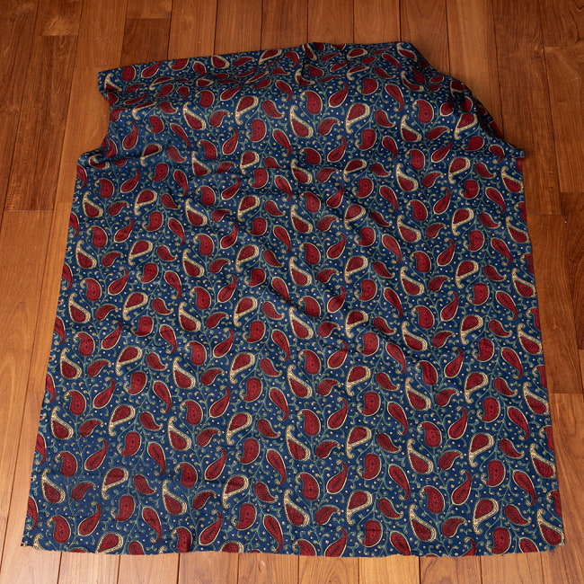 〔1m切り売り〕伝統息づく南インドから　昔ながらの更紗模様布〔約109.5cm〕ネイビー×レッド系 2 - 全体を広げてみたところです。1mの長さごとにご購入いただけます。