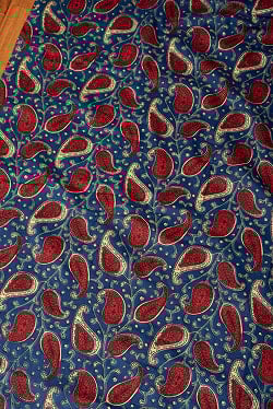 〔1m単位切り売り〕伝統息づく南インドから　昔ながらの更紗模様布〔約109.5cm〕ネイビー×レッド系 - サブ3