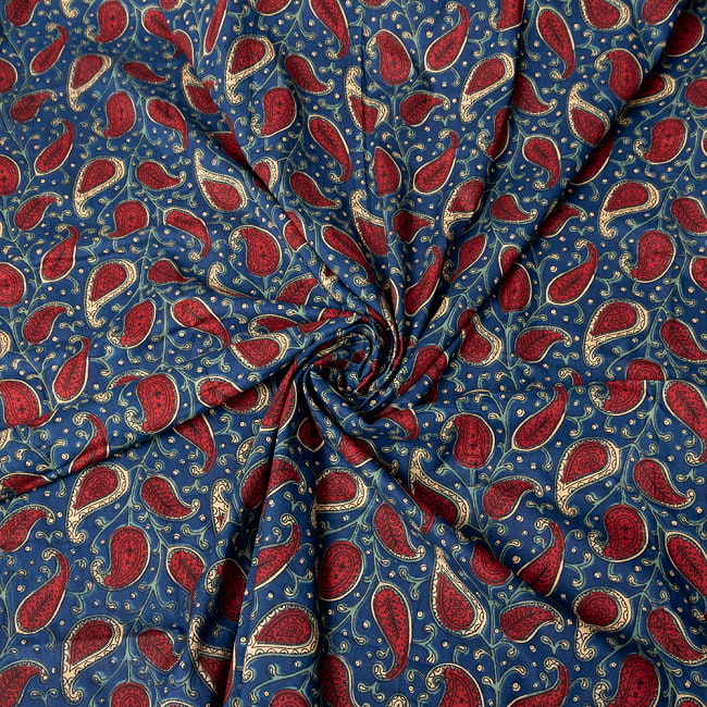 〔1m切り売り〕伝統息づく南インドから　昔ながらの更紗模様布〔約109.5cm〕ネイビー×レッド系 5 - 陰影があるとこのような感じになります