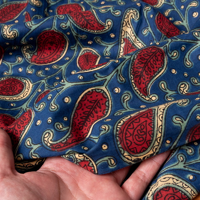 〔1m切り売り〕伝統息づく南インドから　昔ながらの更紗模様布〔約109.5cm〕ネイビー×レッド系 6 - 生地の拡大写真です