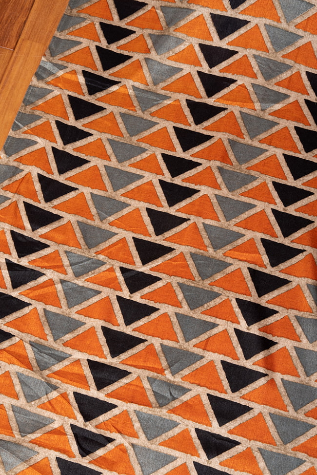 〔1m切り売り〕インドの伝統模様布〔約112cm〕オレンジ×グレー×ブラック系 3 - インドならではの布ですね