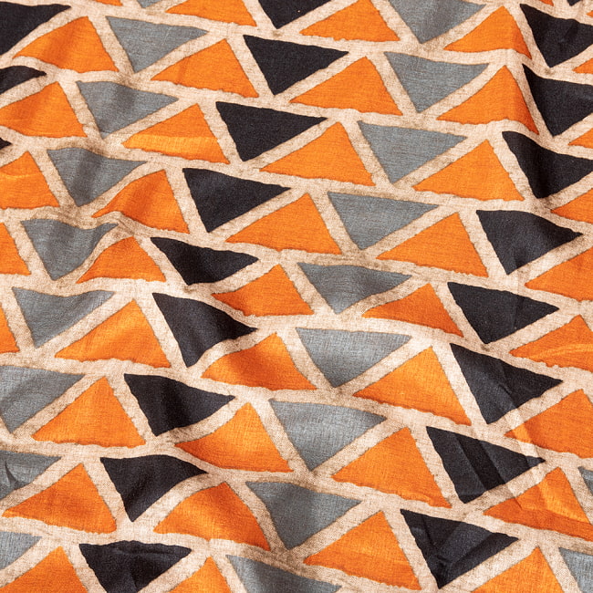 〔1m切り売り〕インドの伝統模様布〔約112cm〕オレンジ×グレー×ブラック系 4 - 生地の拡大写真です