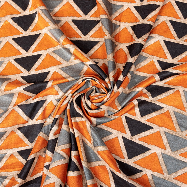 〔1m切り売り〕インドの伝統模様布〔約112cm〕オレンジ×グレー×ブラック系 5 - 陰影があるとこのような感じになります