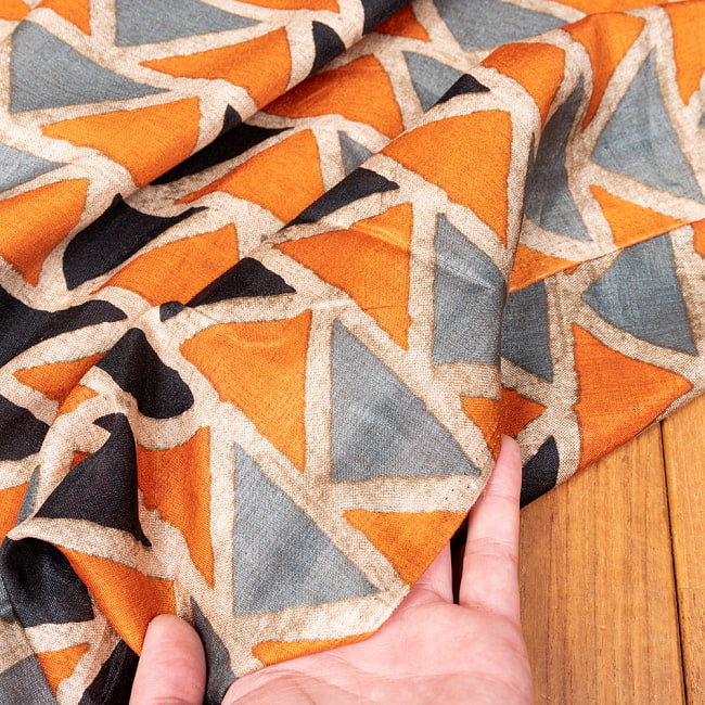 〔1m切り売り〕インドの伝統模様布〔約112cm〕オレンジ×グレー×ブラック系 6 - 生地の拡大写真です