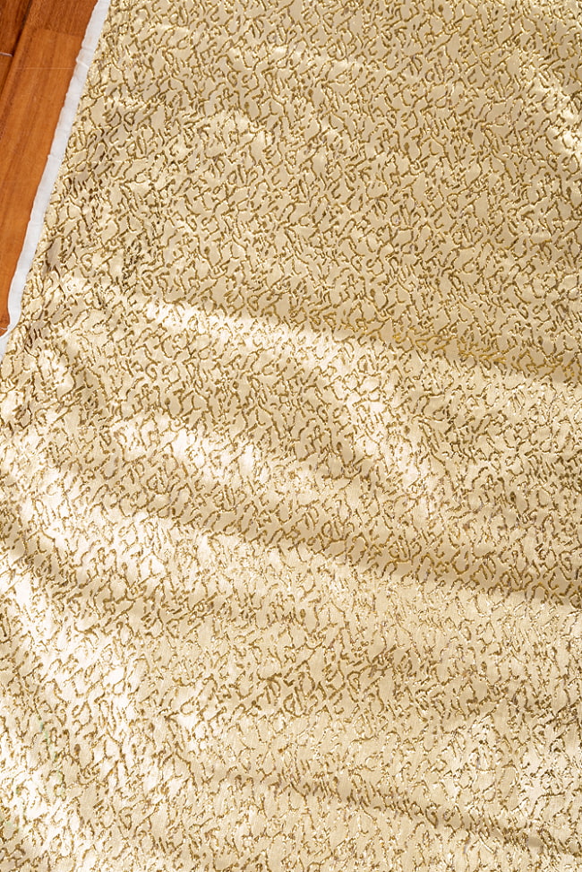 〔1m切り売り〕インドの伝統模様布　光沢感のあるゴールド系生地〔約110cm〕ゴールド系 3 - インドならではの布ですね