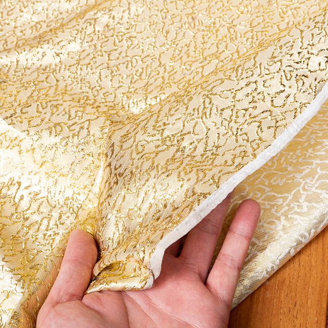 〔1m単位切り売り〕インドの伝統模様布 光沢感のあるゴールド系生地〔約110cm〕ゴールド系 6 - 生地の拡大写真です