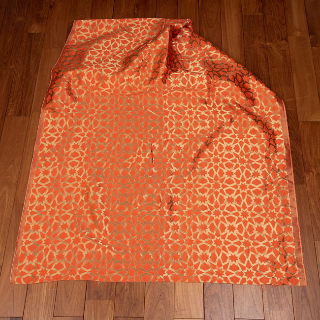 〔1m切り売り〕インドの伝統模様布　光沢感のあるブロケード生地　金糸〔約122cm〕オレンジ系 2 - 全体を広げてみたところです。1mの長さごとにご購入いただけます。