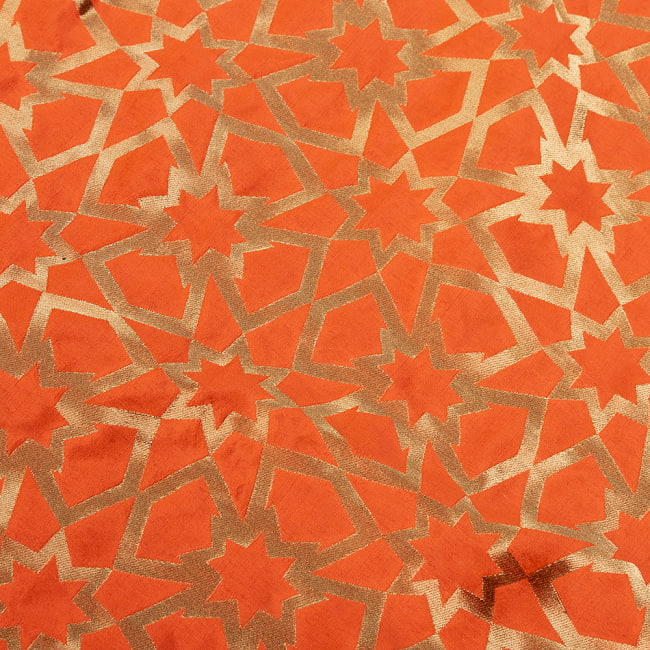 〔1m切り売り〕インドの伝統模様布　光沢感のあるブロケード生地　金糸〔約122cm〕オレンジ系 4 - 生地の拡大写真です