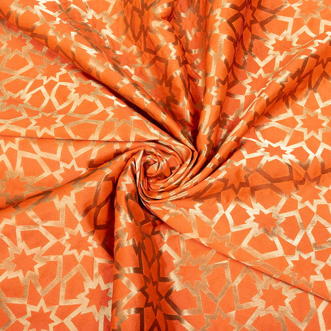〔1m切り売り〕インドの伝統模様布　光沢感のあるブロケード生地　金糸〔約122cm〕オレンジ系 5 - 陰影があるとこのような感じになります