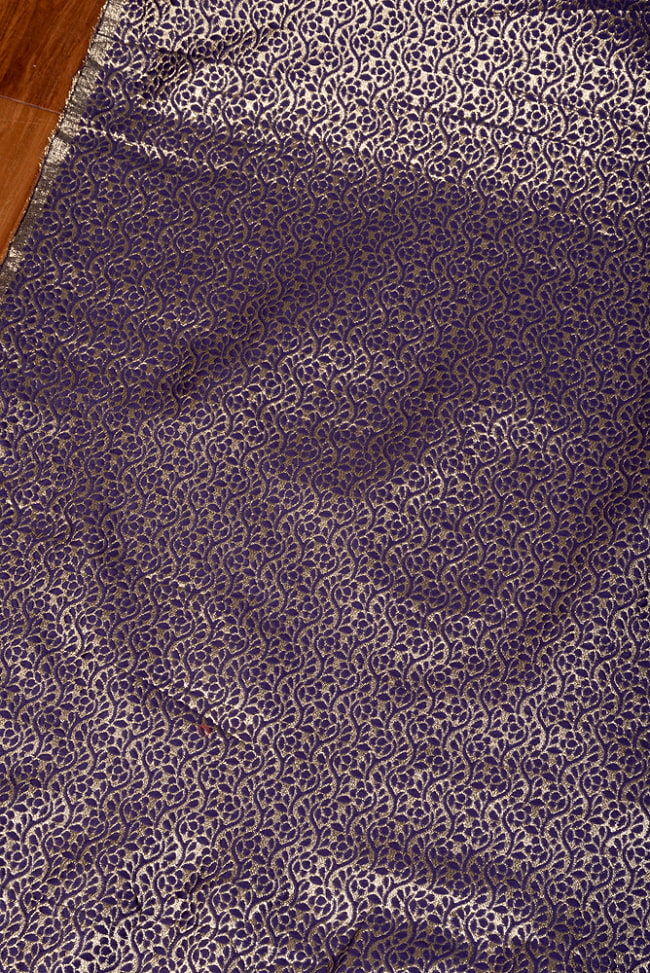 〔1m切り売り〕インドの伝統模様布　光沢感のあるブロケード生地　金糸〔約124cm〕パープル系 3 - インドならではの布ですね