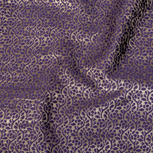 〔1m切り売り〕インドの伝統模様布　光沢感のあるブロケード生地　金糸〔約124cm〕パープル系 4 - 生地の拡大写真です