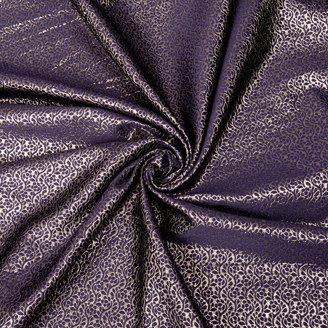 〔1m切り売り〕インドの伝統模様布　光沢感のあるブロケード生地　金糸〔約124cm〕パープル系 5 - 陰影があるとこのような感じになります