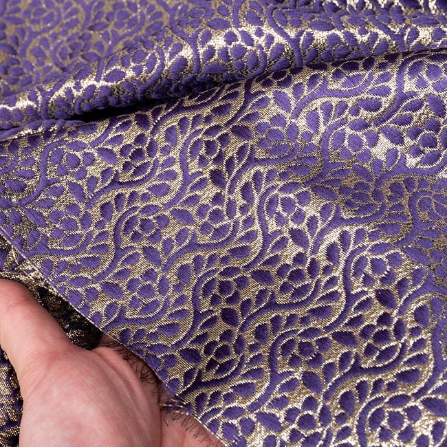 〔1m切り売り〕インドの伝統模様布　光沢感のあるブロケード生地　金糸〔約124cm〕パープル系 6 - 生地の拡大写真です