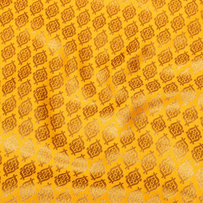 〔1m切り売り〕インドの伝統模様布　光沢感のあるブロケード生地　金糸〔約125cm〕オレンジ系 4 - 生地の拡大写真です