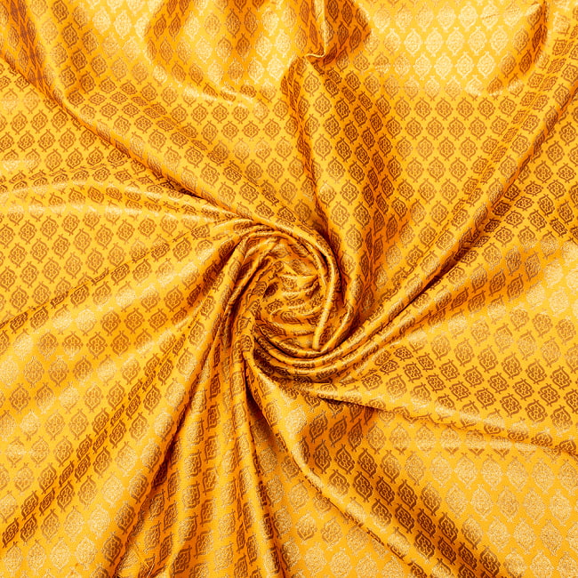 〔1m切り売り〕インドの伝統模様布　光沢感のあるブロケード生地　金糸〔約125cm〕オレンジ系 5 - 陰影があるとこのような感じになります
