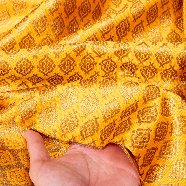 〔1m切り売り〕インドの伝統模様布　光沢感のあるブロケード生地　金糸〔約125cm〕オレンジ系 6 - 生地の拡大写真です