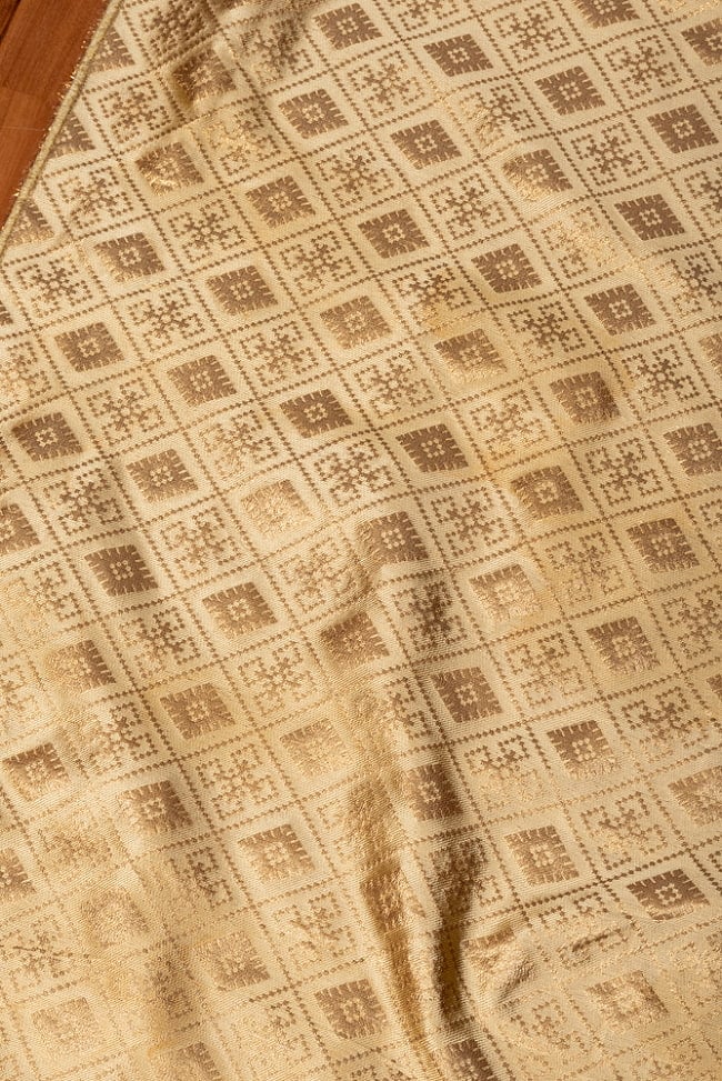 〔1m切り売り〕インドの伝統模様布　光沢感のあるブロケード生地　金糸〔約123cm〕シャンパン系 3 - インドならではの布ですね