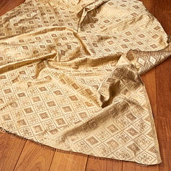 〔1m切り売り〕インドの伝統模様布　光沢感のあるブロケード生地　金糸〔約123cm〕シャンパン系の商品写真