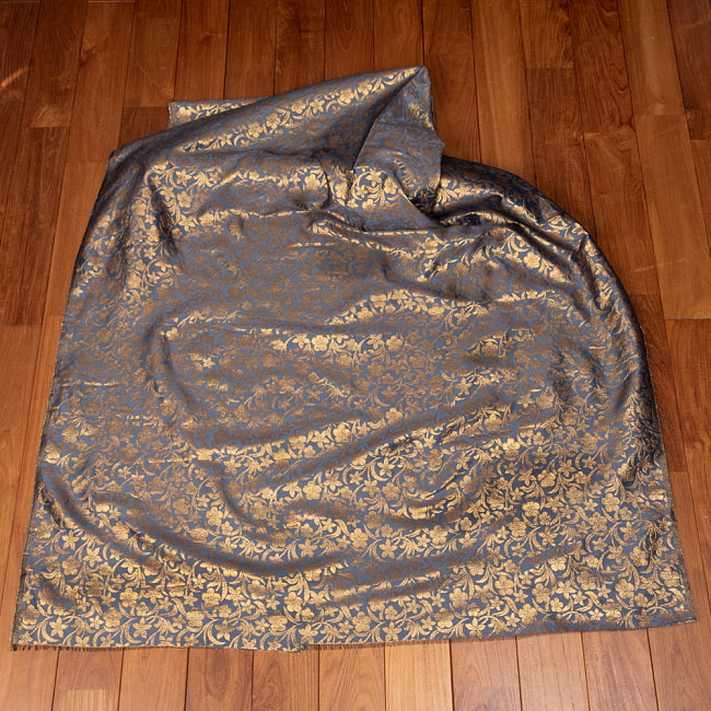 〔1m切り売り〕インドの伝統模様布　光沢感のあるブロケード生地　金糸〔約126cm〕グレー系 2 - 全体を広げてみたところです。1mの長さごとにご購入いただけます。