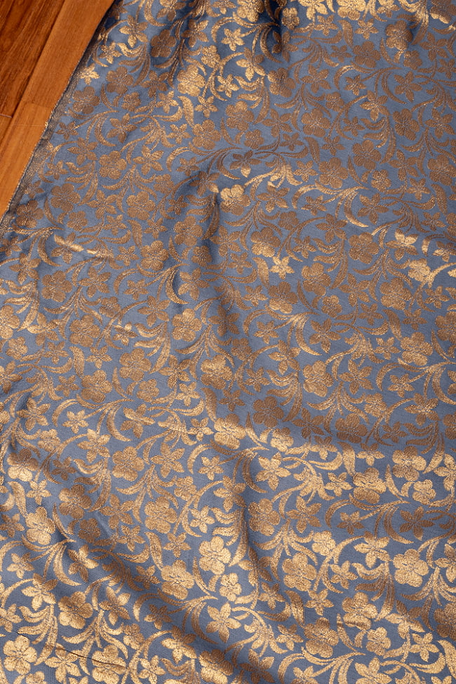 〔1m切り売り〕インドの伝統模様布　光沢感のあるブロケード生地　金糸〔約126cm〕グレー系 3 - インドならではの布ですね