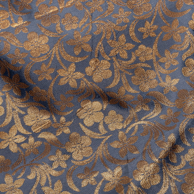 〔1m切り売り〕インドの伝統模様布　光沢感のあるブロケード生地　金糸〔約126cm〕グレー系 4 - 生地の拡大写真です