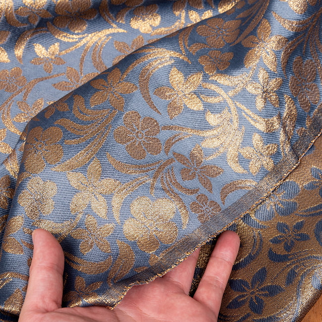 〔1m切り売り〕インドの伝統模様布　光沢感のあるブロケード生地　金糸〔約126cm〕グレー系 6 - 生地の拡大写真です