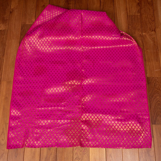 〔1m切り売り〕インドの伝統模様布　光沢感のあるブロケード生地　金糸〔約109cm〕ピンク系 2 - 全体を広げてみたところです。1mの長さごとにご購入いただけます。