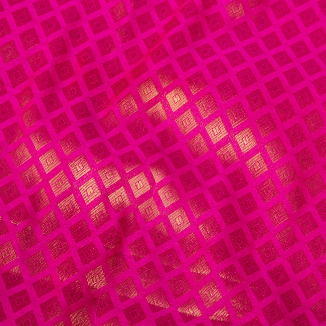 〔1m切り売り〕インドの伝統模様布　光沢感のあるブロケード生地　金糸〔約109cm〕ピンク系 4 - 生地の拡大写真です