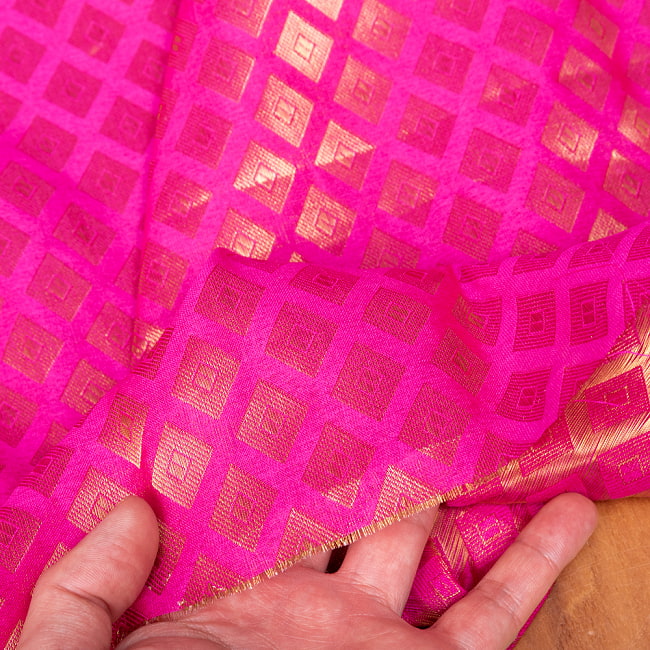 〔1m切り売り〕インドの伝統模様布　光沢感のあるブロケード生地　金糸〔約109cm〕ピンク系 6 - 生地の拡大写真です