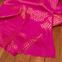 〔1m単位切り売り〕インドの伝統模様布 光沢感のあるブロケード生地 金糸〔約109cm〕ピンク系