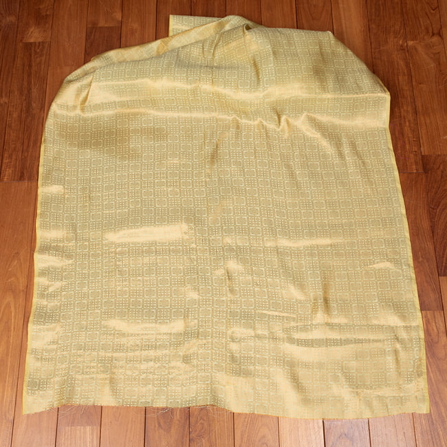 〔1m切り売り〕インドの伝統模様布　光沢感のあるブロケード生地　金糸〔約111cm〕薄黄緑系 2 - 全体を広げてみたところです。1mの長さごとにご購入いただけます。