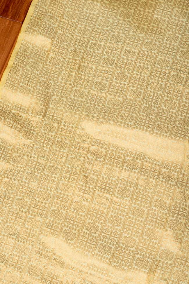 〔1m切り売り〕インドの伝統模様布　光沢感のあるブロケード生地　金糸〔約111cm〕薄黄緑系 3 - インドならではの布ですね