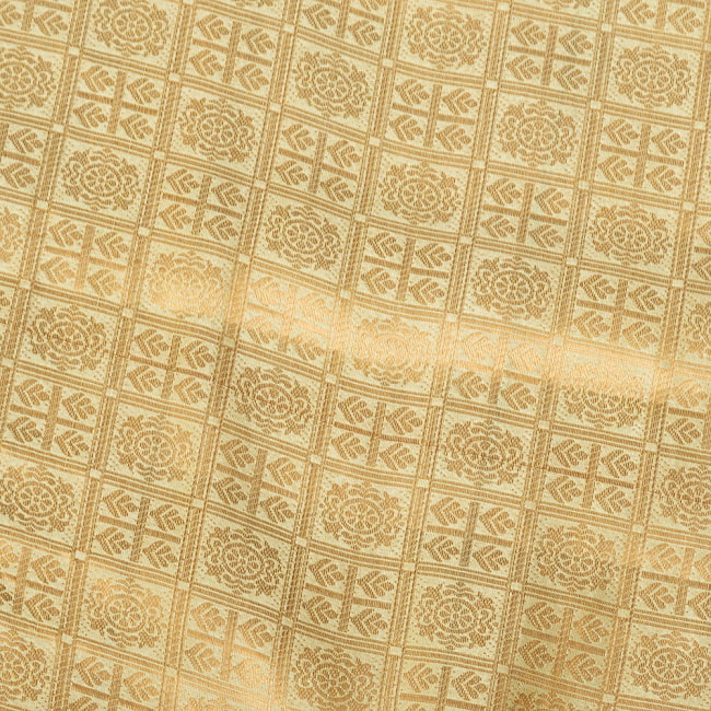 〔1m切り売り〕インドの伝統模様布　光沢感のあるブロケード生地　金糸〔約111cm〕薄黄緑系 4 - 生地の拡大写真です