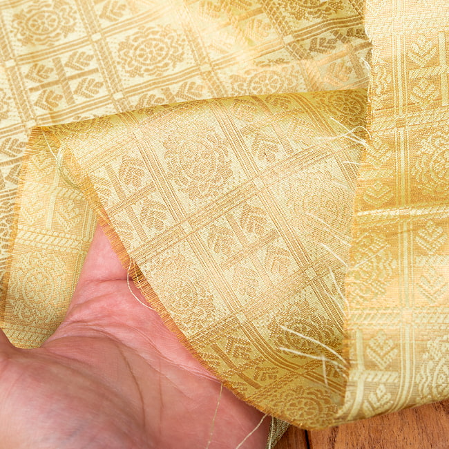 〔1m切り売り〕インドの伝統模様布　光沢感のあるブロケード生地　金糸〔約111cm〕薄黄緑系 6 - 生地の拡大写真です