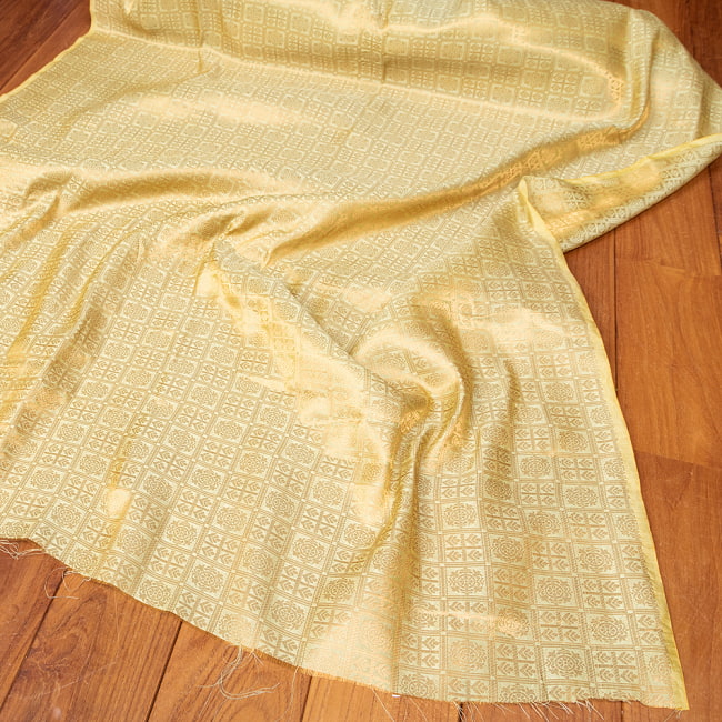 〔1m切り売り〕インドの伝統模様布　光沢感のあるブロケード生地　金糸〔約111cm〕薄黄緑系の写真1枚目です。とても雰囲気のある、インドからやって来た切り売りの生地です。キラキラ布,豪華な布,切り売り　テーブルクロス　おしゃれ,計り売り布,布 生地,アジア布,手芸,生地,アジアン,ファブリック,テーブルクロス,ソファーカバー