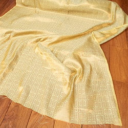 〔1m切り売り〕インドの伝統模様布　光沢感のあるブロケード生地　金糸〔約111cm〕薄黄緑系の商品写真